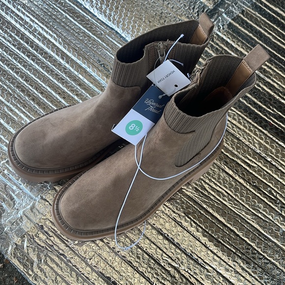 New Woman’s  Tan Suede Chelsea Boots - Picture 6 of 6